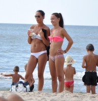 Девушки в бикини на пляже