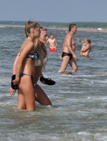Девушки в бикини на пляже