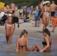 Девушки в бикини на пляже