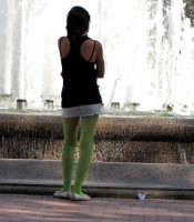 Девушка в зелёных колготках