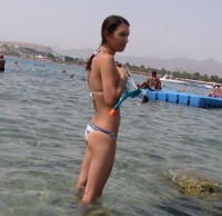 Девушка в бикини в море