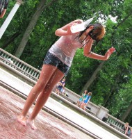 Девушка купается в фонтане