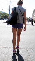 Девушка в мини-шортиках на улице