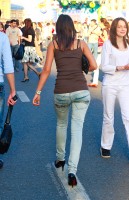 девушка с круглой попой в джинсах