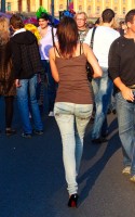 девушка в джинсах виляет попкой