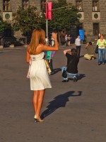 девушка в легком прозрачном платье на улице