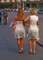 девушки в прозрачных платьях на улице