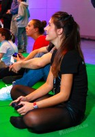 девушка играет в playstation на игромире