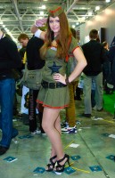 девушка в военной форме на выставке игромир