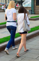 девушка в мини шортиках видно попу на улице