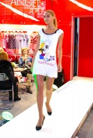 модель в коротком платье на показе текстильлегпром 2012