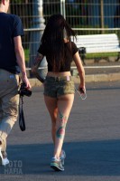 Девушка с голой попой на улице