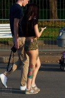 Татуированная девушка в шортиках