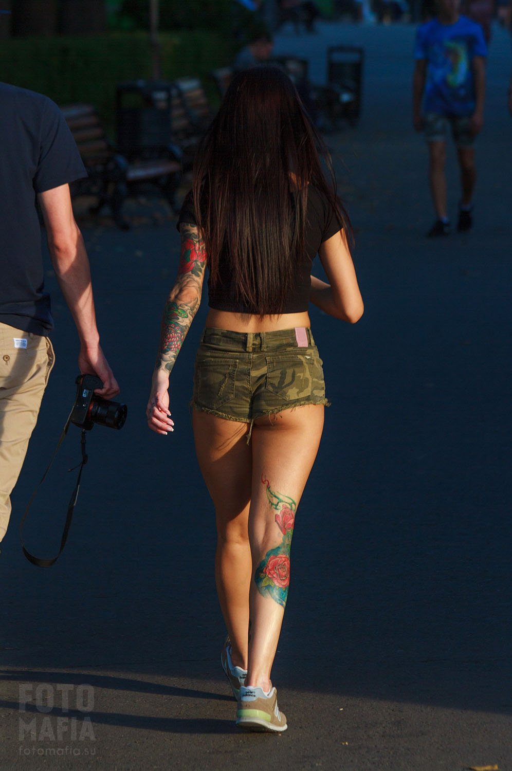 Девушка на улице в мини-шортиках