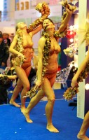 девушки танцуют в белье на выставке текстильлегпром 2012