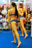 девушки танцуют в нижнем белье на выставке текстильлегпром 2012
