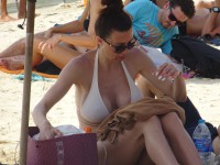 Девушка в бикини на пляже