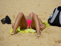 Девушка с голой грудью на пляже