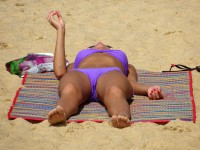Девушка на пляже в бикини