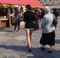 девушка в очень короткой юбке на улице