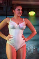 Пышногрудая девушка Lingerie Show-Forum