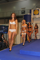 показ нижнего белья девушки в чулках Kyiv Fashion