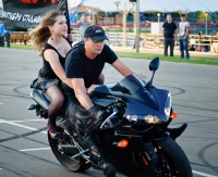девушка в юбке на мотоцикле