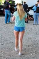Девушка в джинсовых шортиках