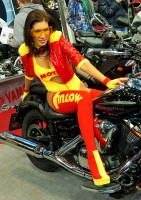 девушка на мотоцикле на выставке мото парк 2012