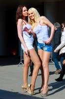 девушки в мини шортиках на шпильках на выставке mosbuild 2012