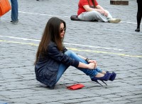 девушка на шпильках сидит на Красной Площади