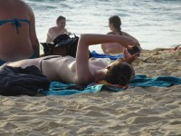 Девушка топлес на пляже