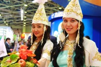 девушки азиатки в национальном костюме на выставке ТрансРоссия 2012