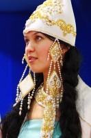 девушка в национальном костюме на выставке ТрансРоссия 2012
