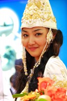 девушка в национальном костюме на выставке ТрансРоссия 2012