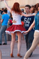 Девушка танцует в короткой юбке