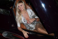 девушка сидит в машине тюнинг шоу 2012