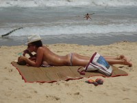 Загорелая девушка на пляже