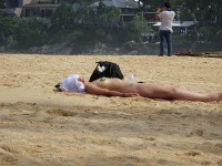 Подглядывание на пляже за девушкой