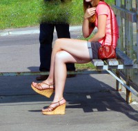 Девушка на улице в шортиках