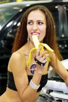 эротичное поедание банана