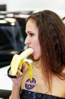 девушка берет в рот банан