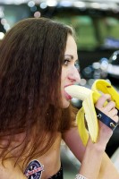 девушка кусает банан