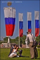 жених и невеста лежат на траве