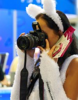 девушка фотографирует на canon