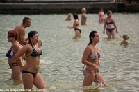сексуальные девушки в бикини купаются