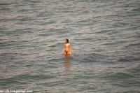 девушка нудистка в море