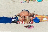 мужик лежит на девушке на пляже