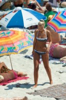 загорелая девушка в бикини на пляже