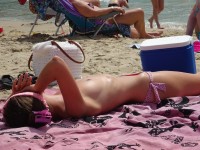 Девушка загорает на пляже